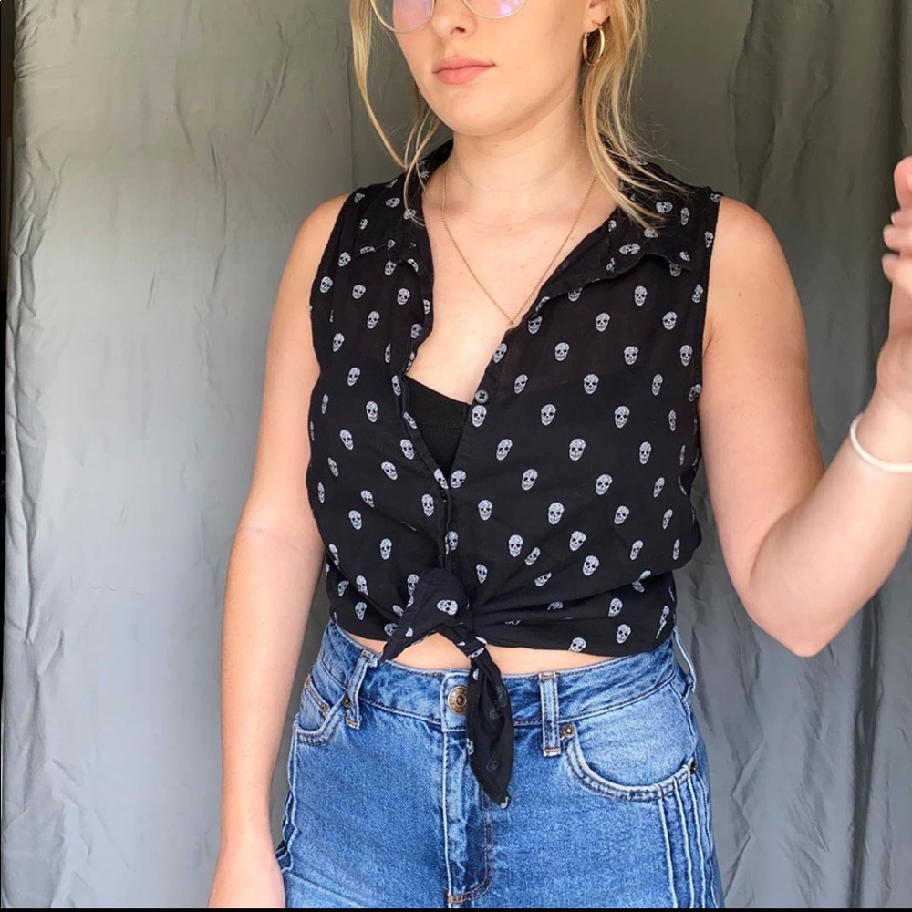 H&M black button down tank w skulls